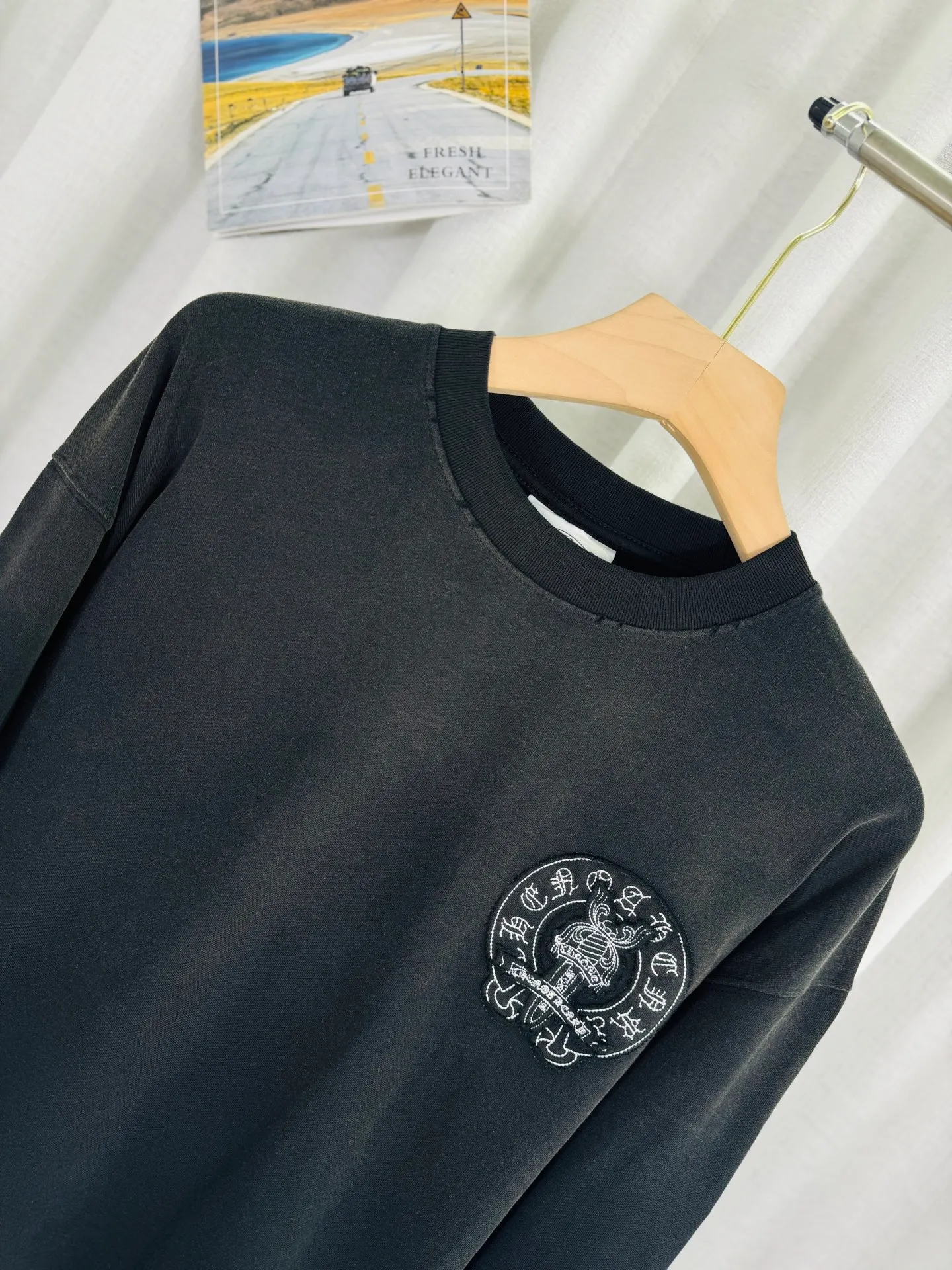 P250 ch high version Chrome Hearts 2025 new autumn and winter cross patch washed spray horse slip long-sleeved T-shirt, fabric: 26 double yarns, 320 grams weight, patch embroidery, heavy wash water ➕ fried color + spray horse slip printing process: patch embroidery, secondary color spray horse slip process Color: black white Size: S M L XL Style number: 5185
